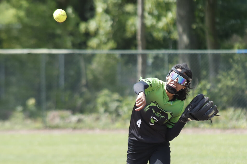 Van de zijlijn naar het softbalveld: Neyangela Arndell over haar liefde voor Grizzlies