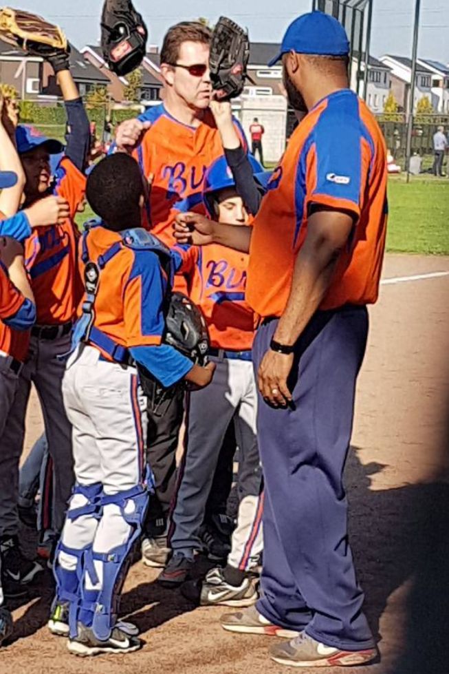 Van de zijlijn naar het softbalveld: Neyangela Arndell over haar liefde voor Grizzlies