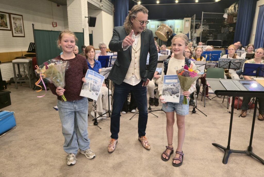 Negenjarige Emilia en Tess horen eigen composities voor het eerst door orkest spelen
