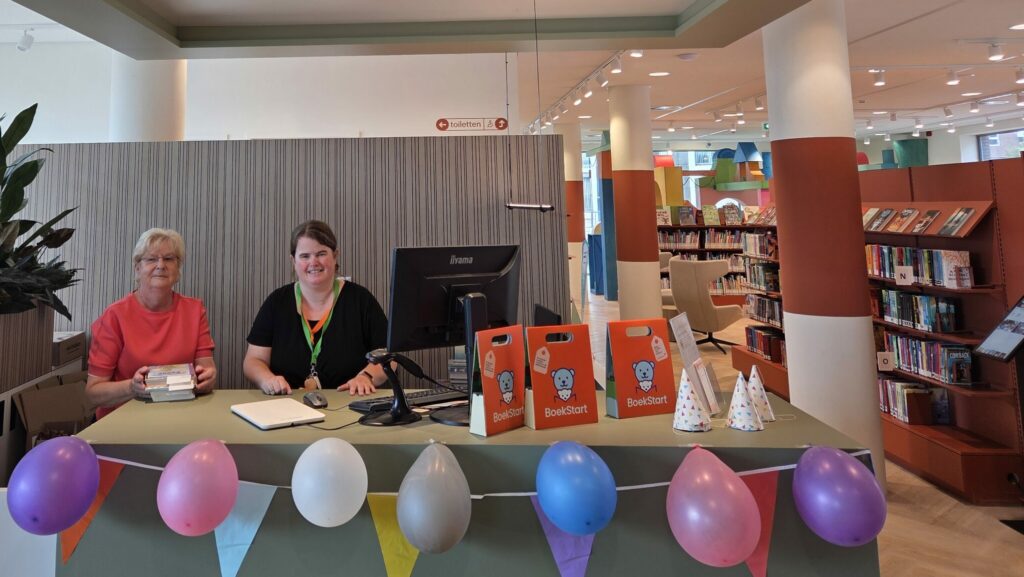 Bibliotheek opent in Casa Cadanza, inwoners nemen nieuwsgierig een kijkje