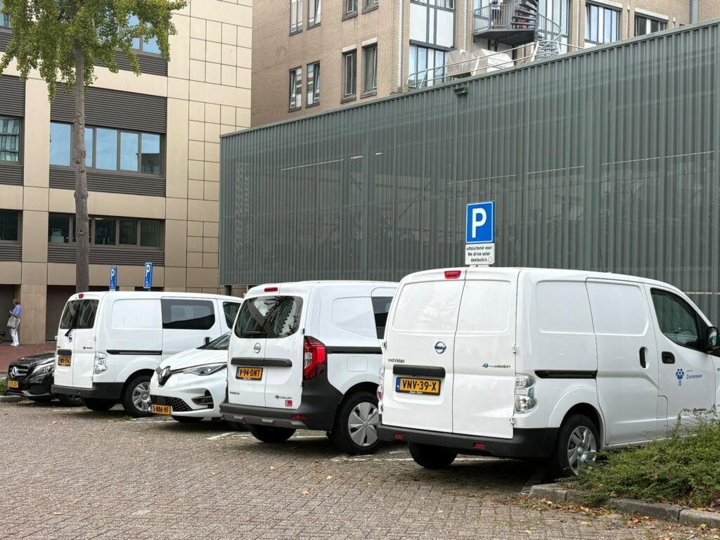 Gemeentelijke dienstauto’s dagenlang aan laadpaal bij Stadhuisforum: LHN stelt vragen